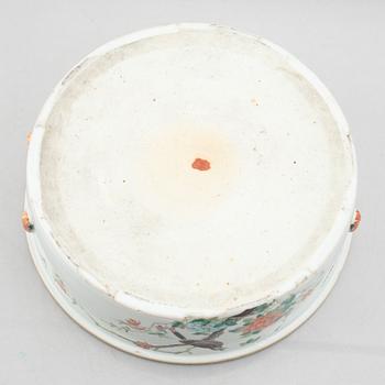 A porcelain dish with cover, China, late Qing dynasty, 19th/20th century.