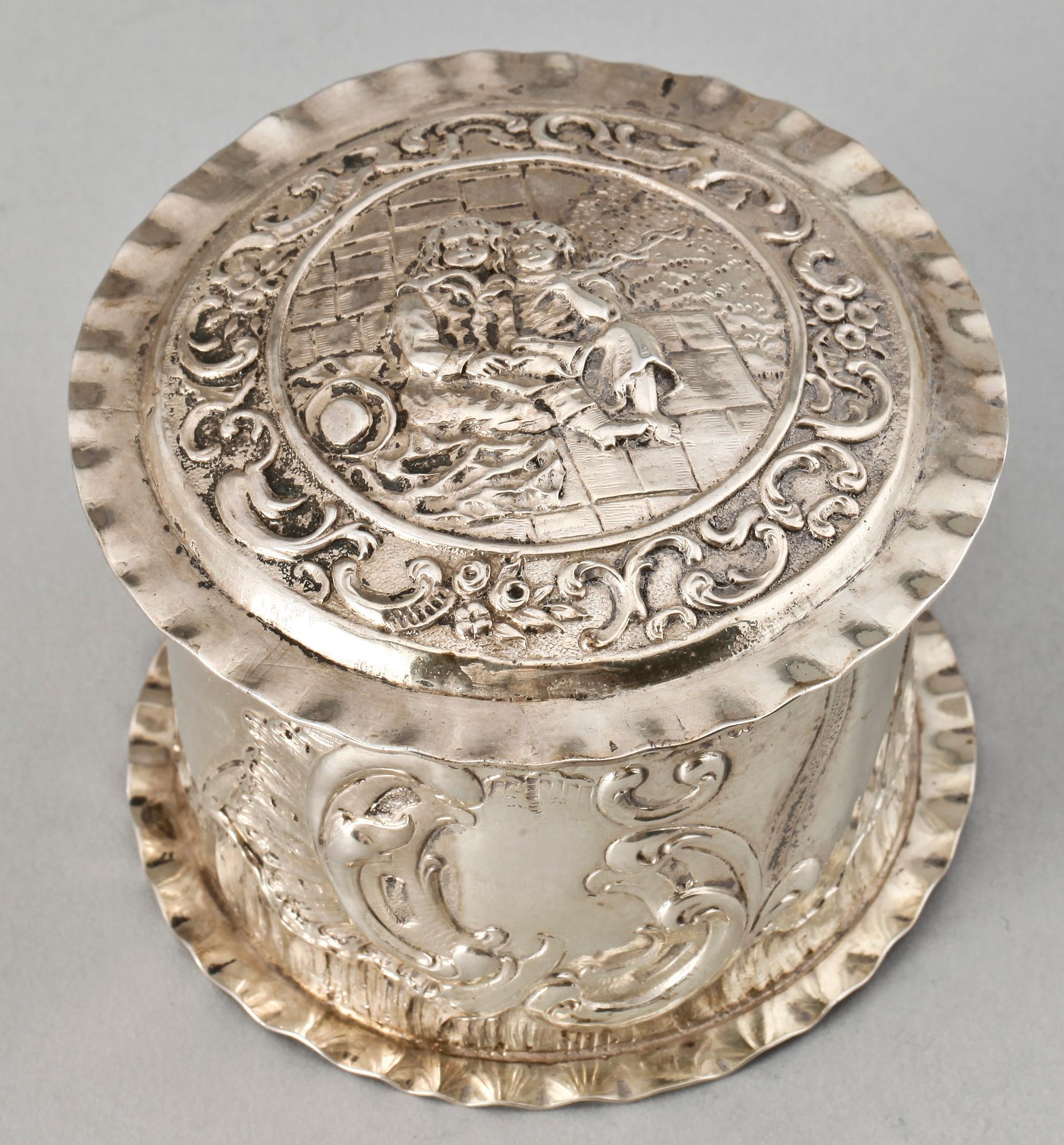 DOSA, silver, barockstil, troligen Nederländerna 1900-tal. Vikt ca 180 gram.