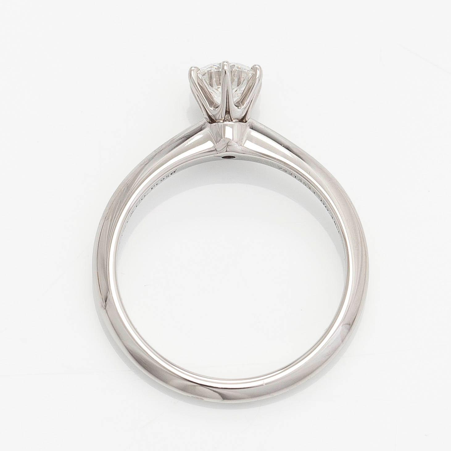 Tiffany & Co, a platinum ring with a brilliant-cut diamond 0.48 ct. With certificate.