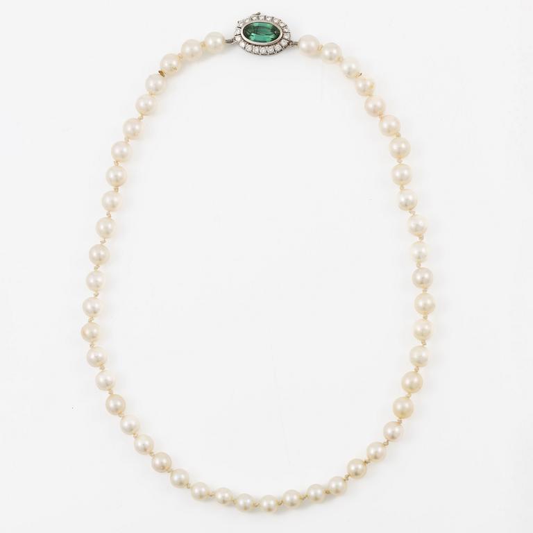 Necklace of cultured pearls with an 18K white gold clasp set with green tourmaline.