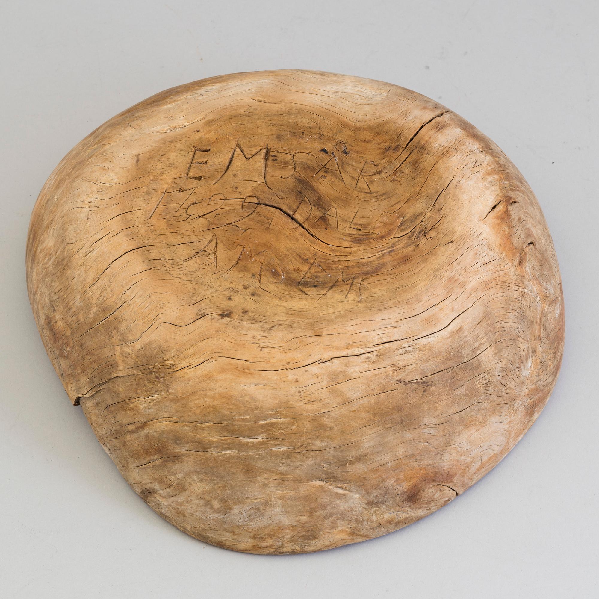 BOLLE, trä, allmoge, daterad 1722.