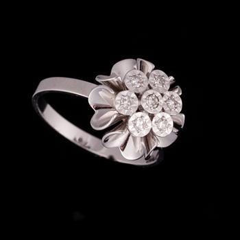 RING, 18K vitguld, 7 st 8/8-slipade diamanter tot. ca 0,05 ct. Elis Kauppi, Kupittaan Kulta 1980. Vikt 4 g.