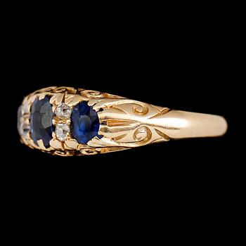 RING, 18 k guld, England, med blå stenar samt rosenstenar, omkring år 1900. Vikt ca 4 gram.