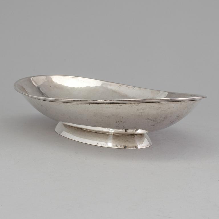 A 20th century German silver dish, maker's mark "GK". Weight 556 g.