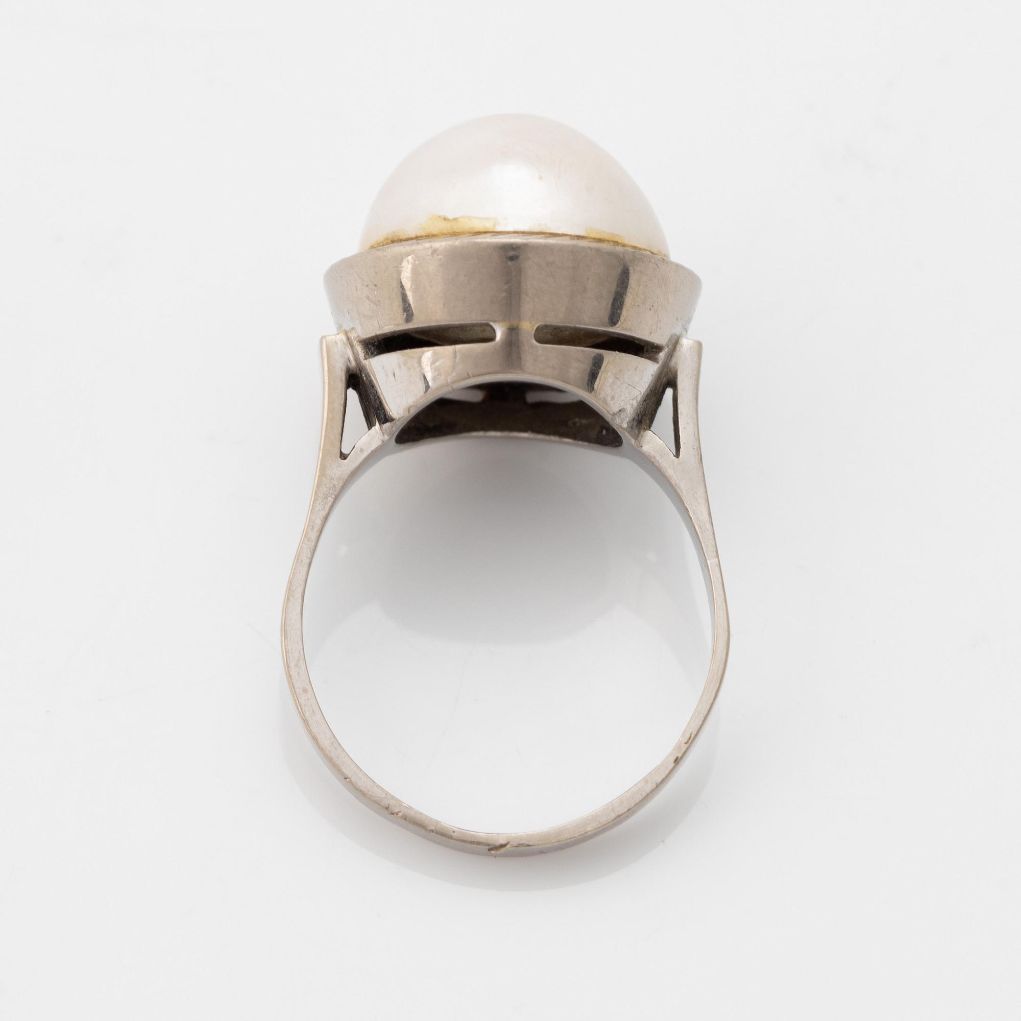 Ring and earrings, white gold and mabe pearls, including Ceson.