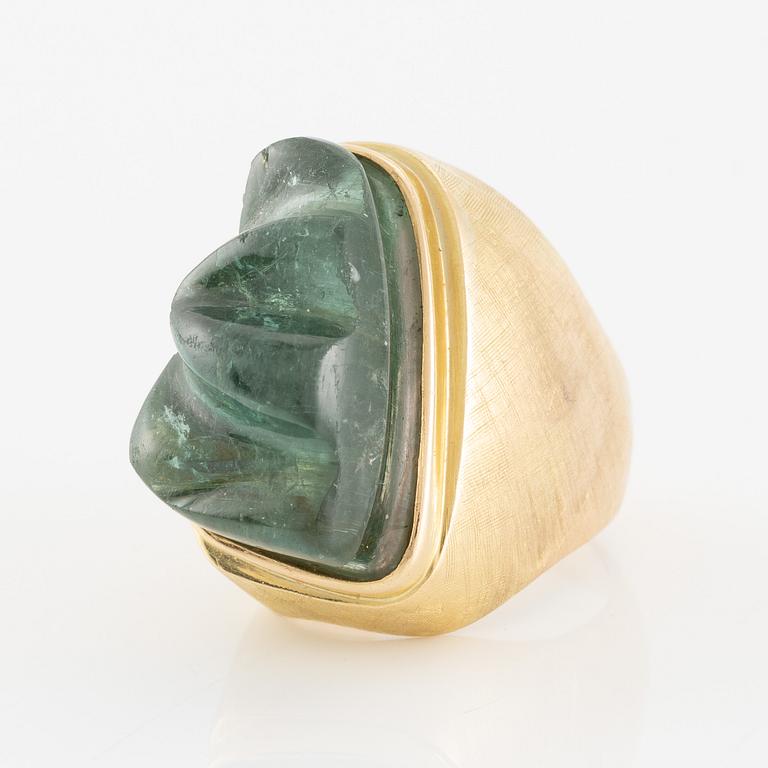 Ring in 18K gold with a carved tourmaline.