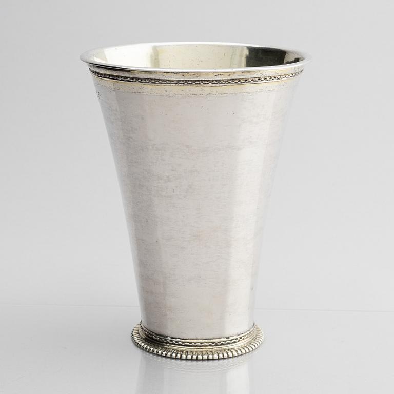 Lars Bäckman d ä, bägare, delvis förgyllt silver, Örebro (verksam 1712-1748 (1752)). Senbarock.