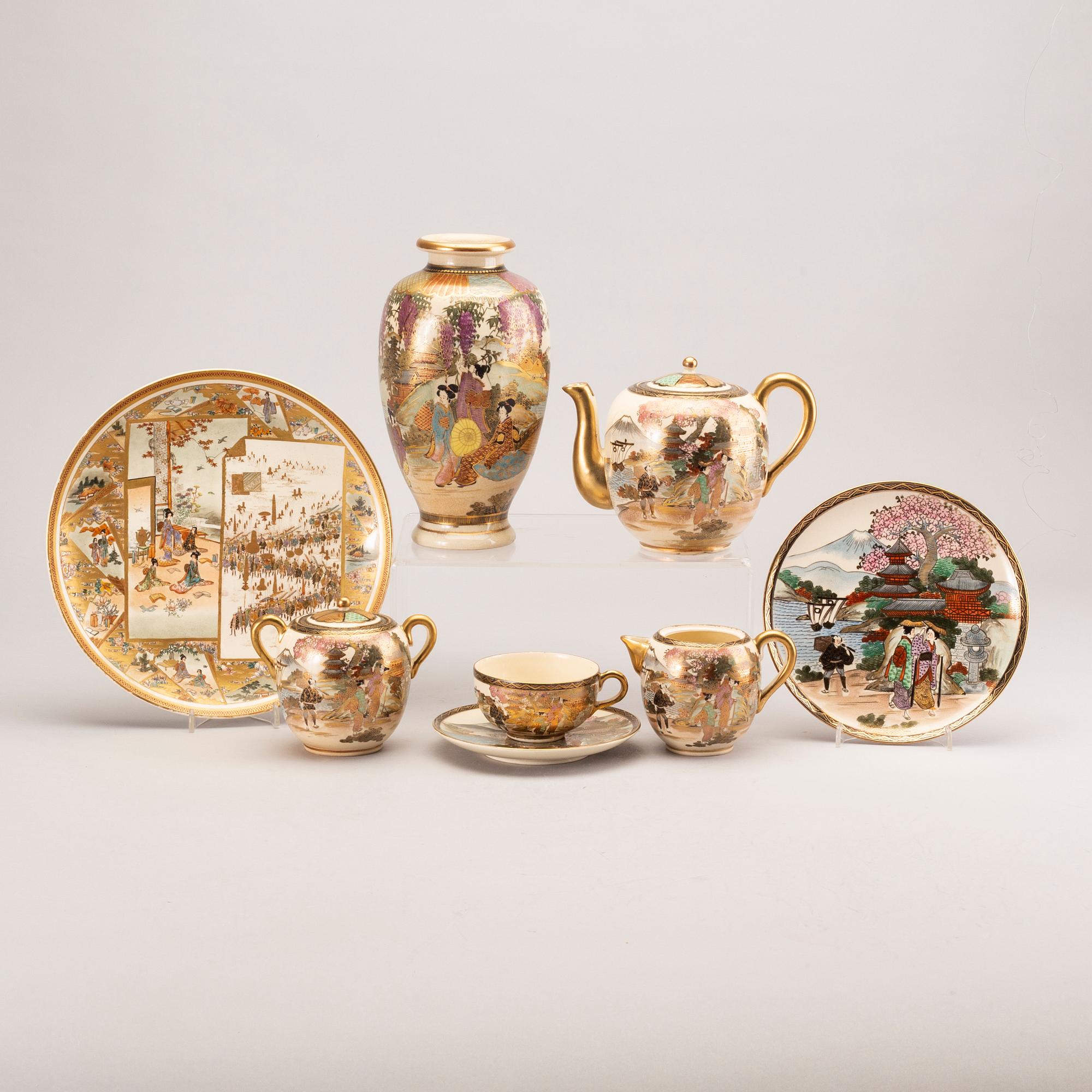 Teservis 15+1 dlr samt vas, satsumagods.  Japan omkring 1900.