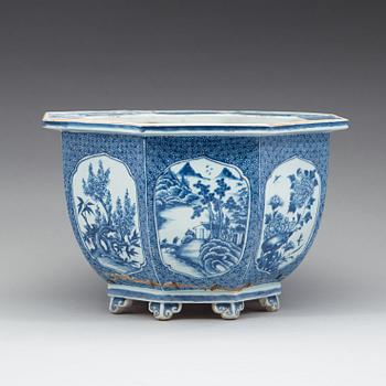 A blue and white flower pot, Qing dynasty, 18th Century.