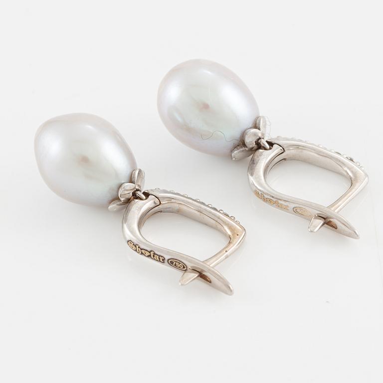 Earrings, 18K white gold with cultured drop-shaped freshwater pearls and brilliant-cut diamonds.