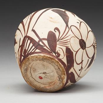 A Cizhou decorated jar, Song/Yuan dynasty.