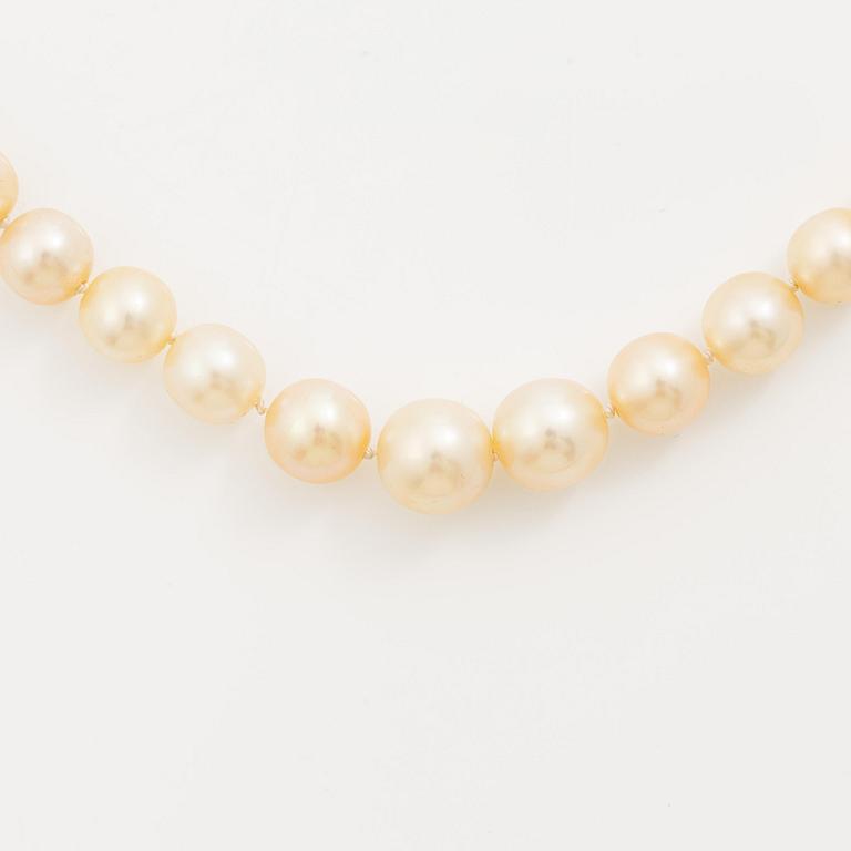 Collier pärlor lås 18K vitguld med åttkantslipade diamanter.