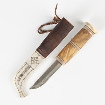 A reindeer horn knife attributed to Hendrik Juuso, signed and dated -82.