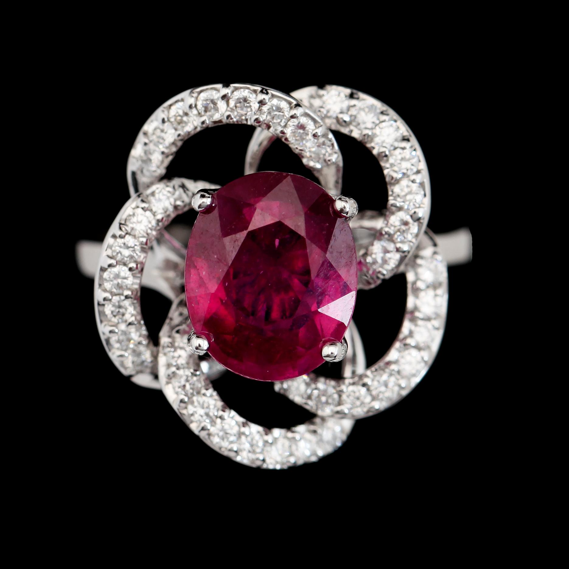 RING, 18K vitguld, rubin och briljantslipade diamanter.