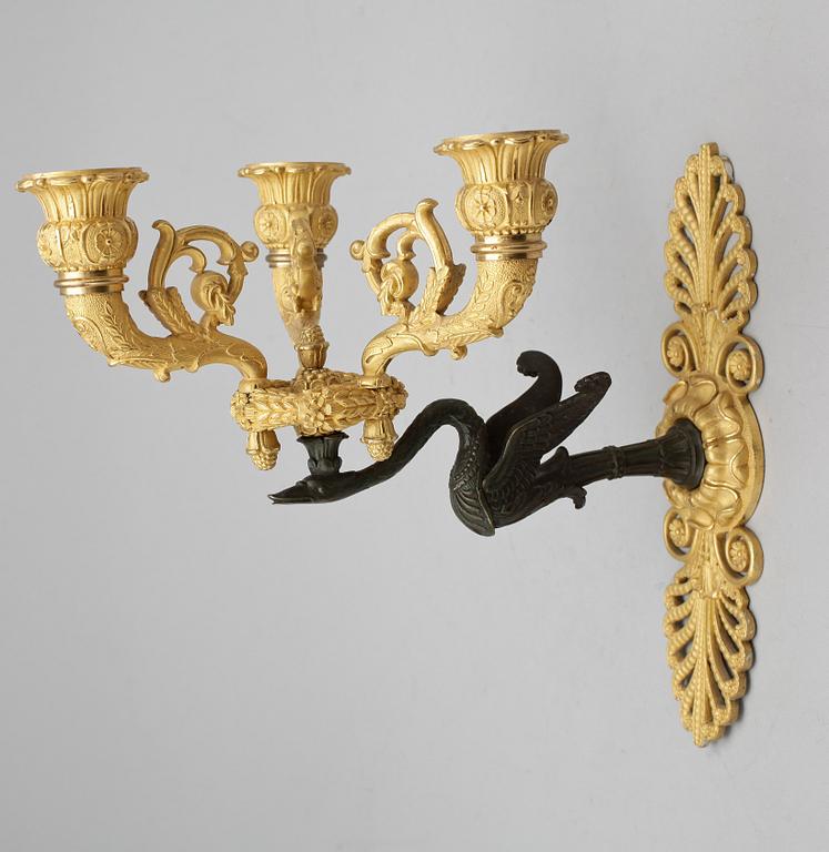 VÄGGAPPLIQUE, brännförgylld samt patinerad brons, empire, 1800-talets första hälft.