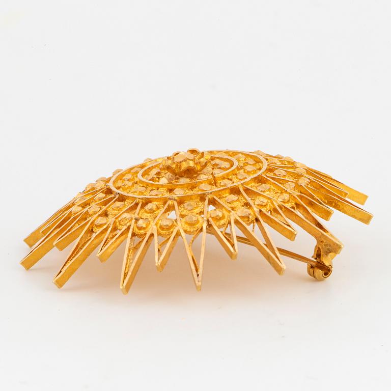 Gold brooch.