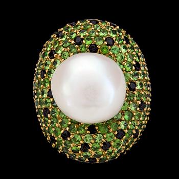 199. RING, cultured pearl with tsavorites and sapphires.