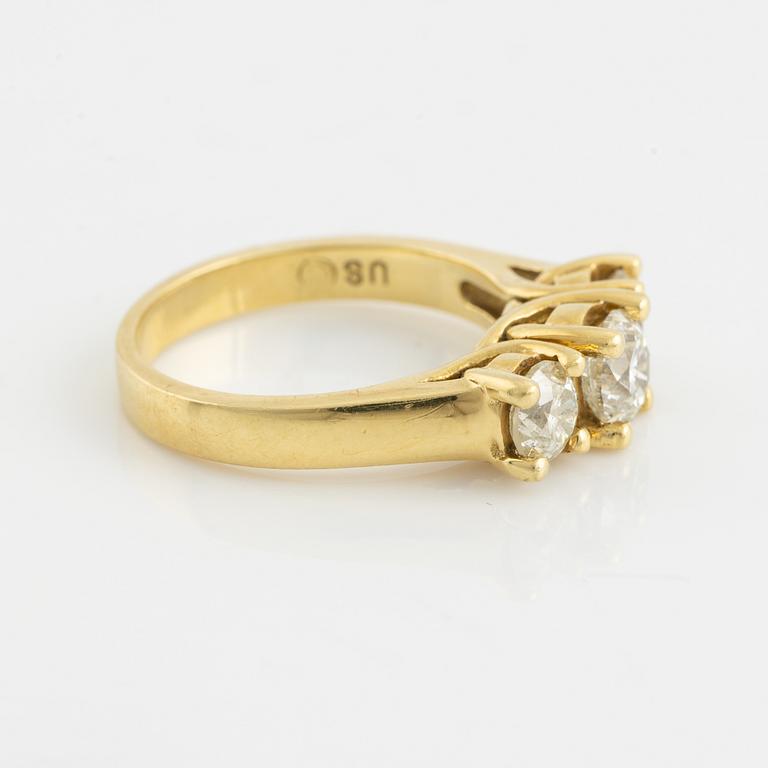 Ring, guld med tre briljantslipade diamanter.
