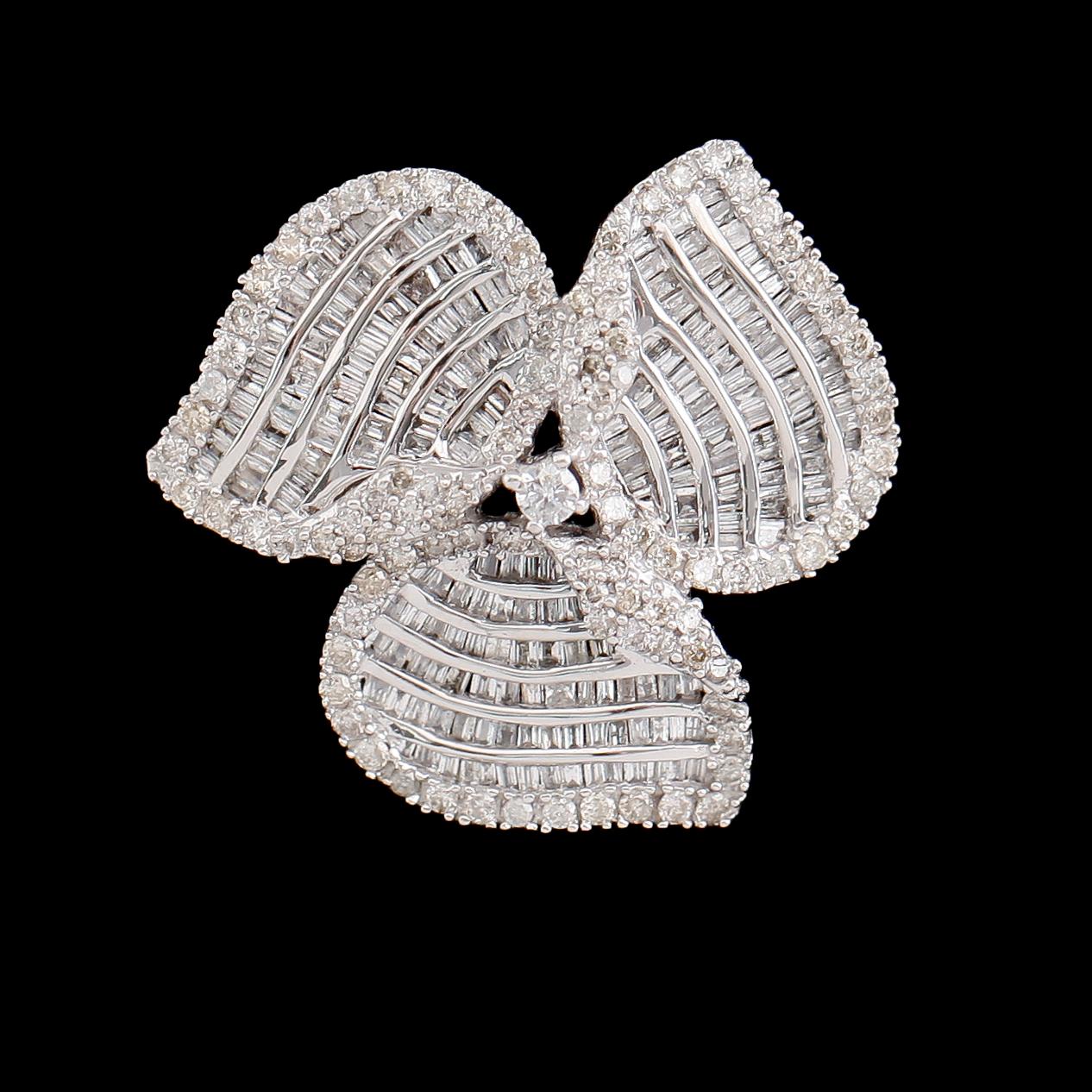 COCKTAILRING, 18 k vitguld, diamanter tot ca 1.85 ct.