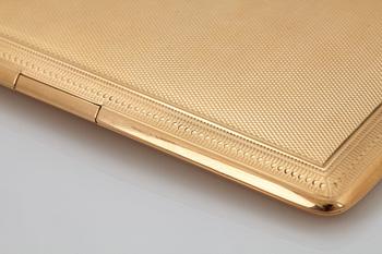 A Mappin & Webb 18K gold cigarette case.