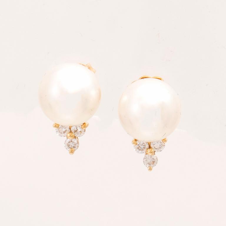 Earrings, a pair in 18K gold with cultured pearls and brilliant-cut diamonds.