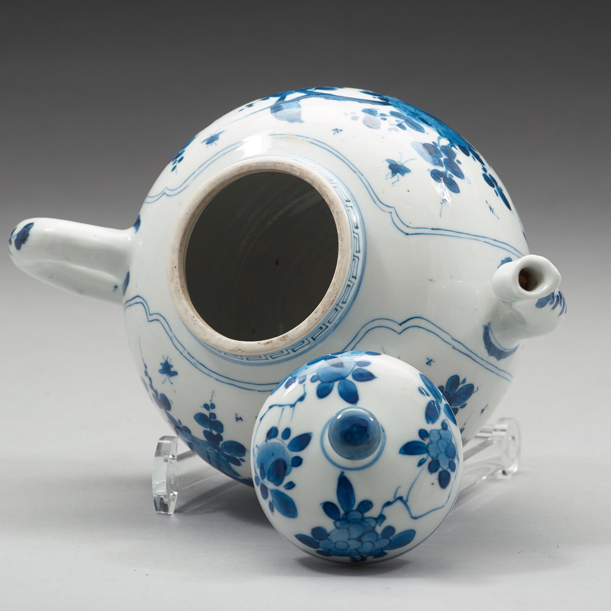 An unusually large blue and white punsch pot with cover. Qing dynasty, Kangxi (1662-1722).