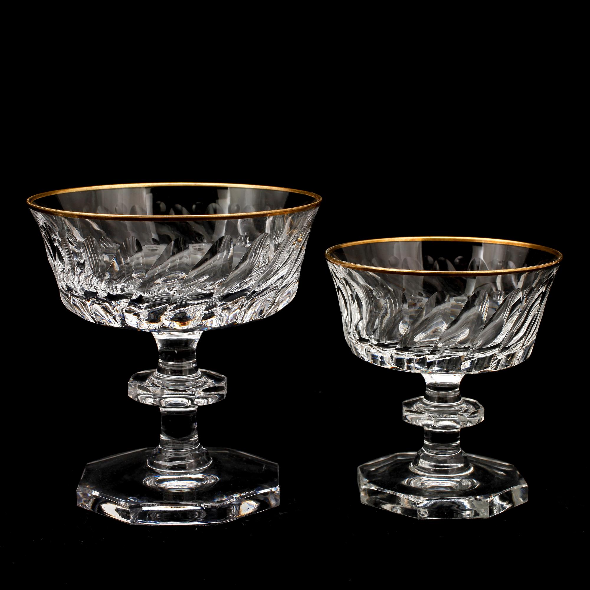 GLASSERVIS, 107 delar, "Bergh-kristall", Elis Bergh, Kosta, 1900-talets första hälft.