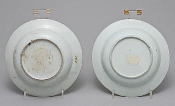 BÄRTALLRIKAR, 2 st samt TALLRIKAR, 2 st, porslin, Kina, 1700-tal.