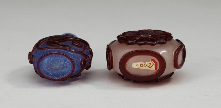 A set of two Peking glass snuff bottles, Qing dynasty.