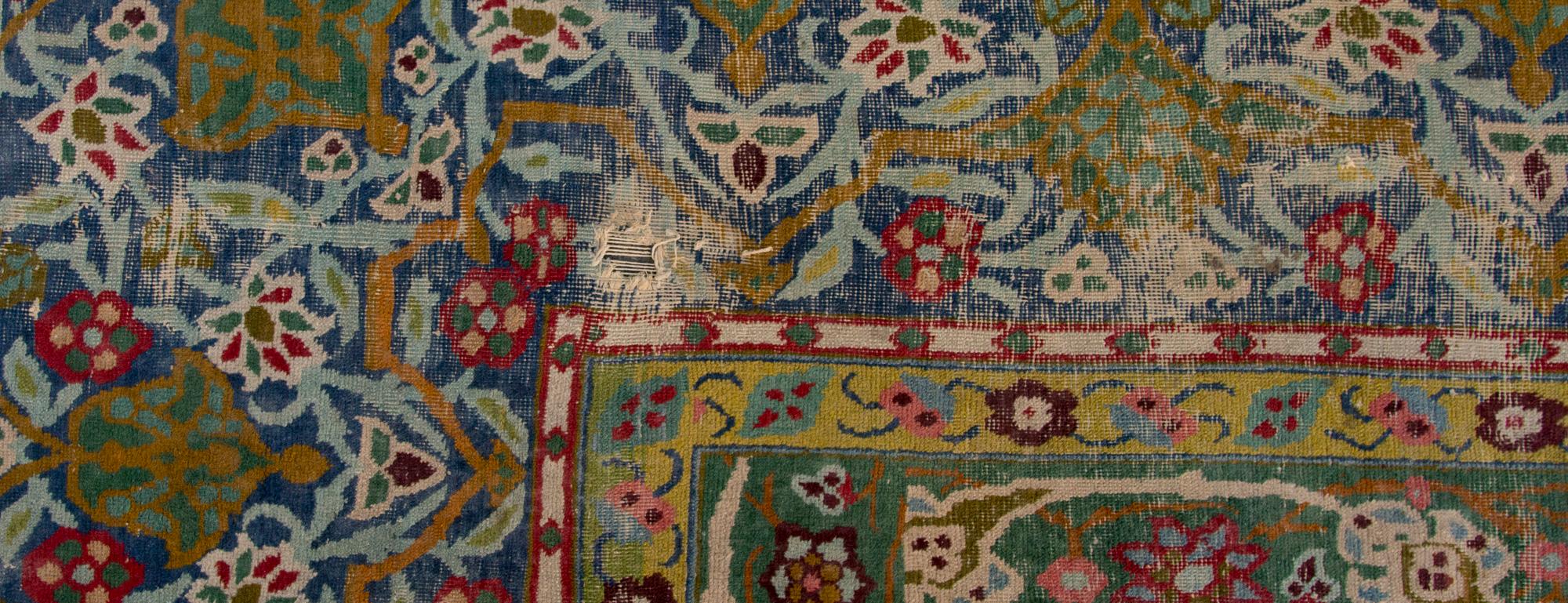 A PERSIAN CARPET. Early 20th century. Ca 687x470 cm.