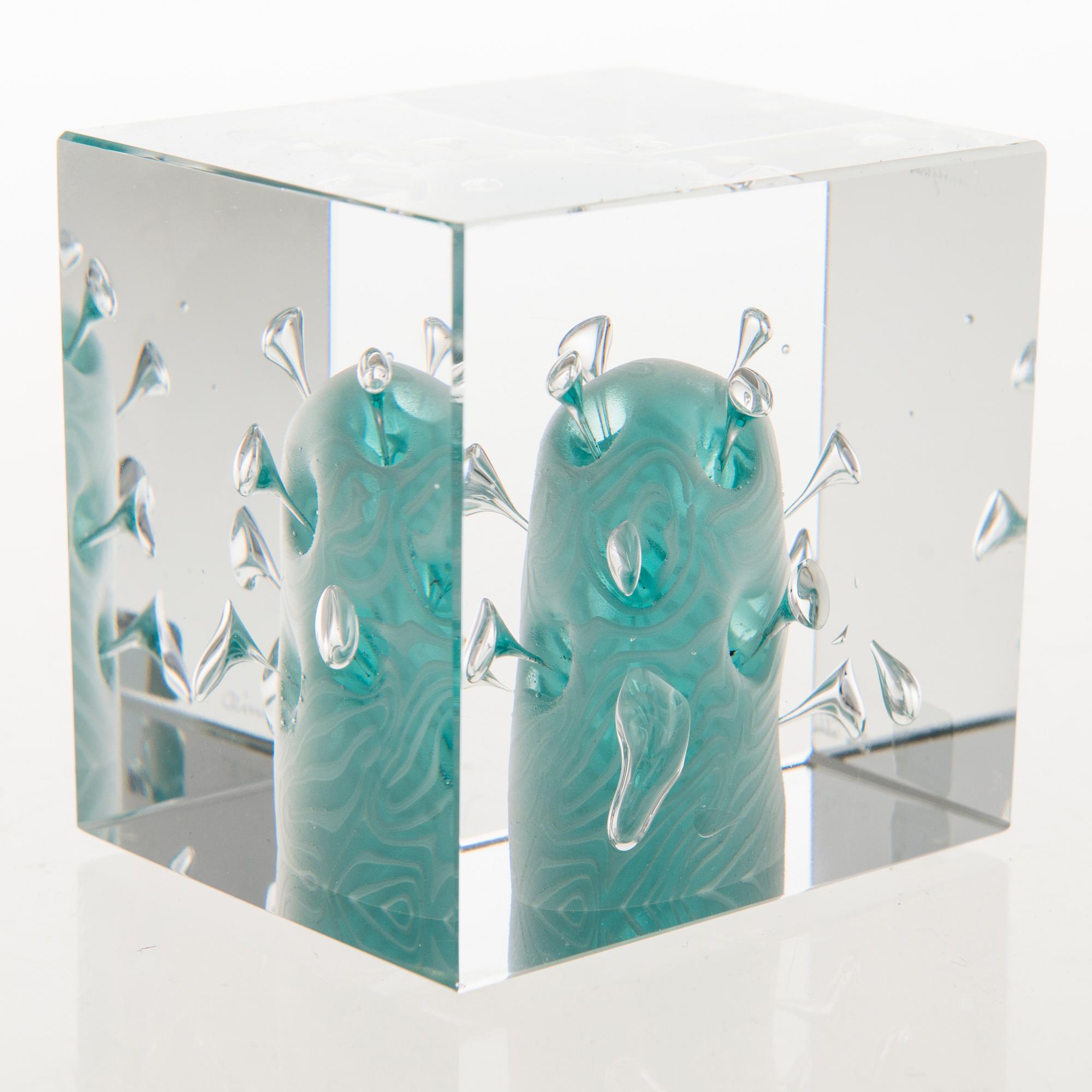 OIVA TOIKKA, AN ANNUAL CUBE, glass, signed Oiva Toikka Nuutajärvi marked 117.