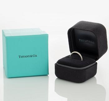 Tiffany helalliansring "Soleste" med runda briljantslipade diamanter total vikt ca 0.35 ct.