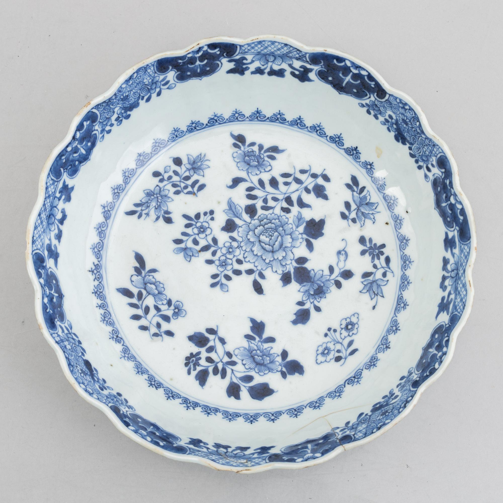 Parti kinesiskt porslin, 13 delar, Qingdynastin, 1700- och 1800-tal.