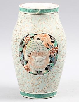 VAS, porslin, troligen Kina, 1900-tal.