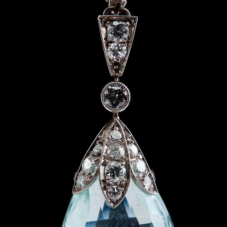 A PENDANT, aquamarine, 2,7 x 1,6 cm and 13 brilliant cut diamonds c. 0.7 ct.
