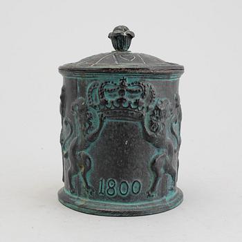 A tobacco jar, 20th century.