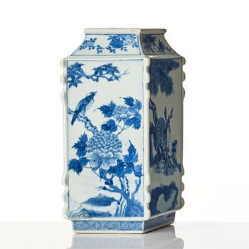 A blue and white vase, late Qing dynasty.