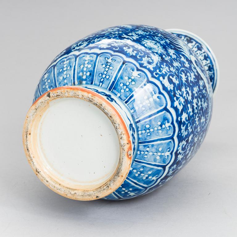 A blue and white Phoenix vase, presumably late Qing, circa 1900.