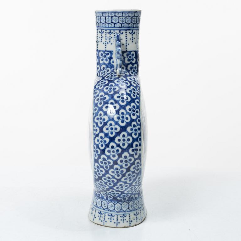 A Chinese blue and white porcelain moonflask and two jars, Qing dynasty, 18/19th century.