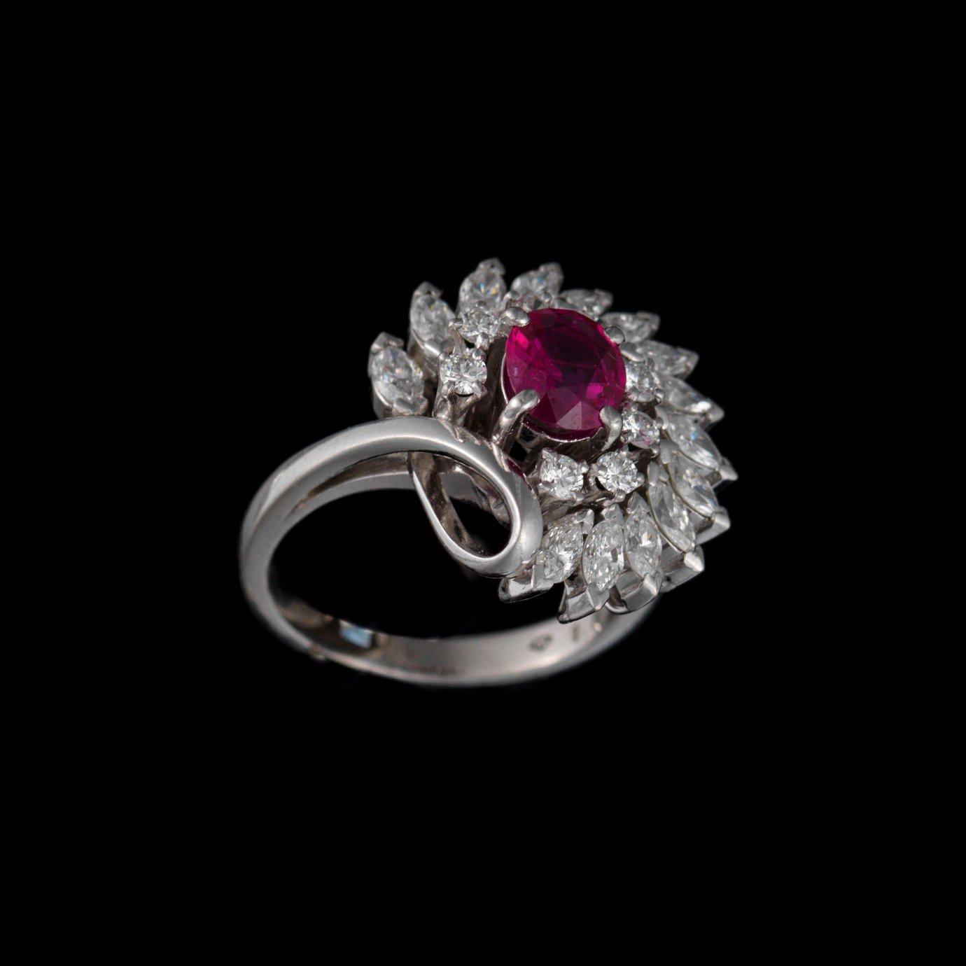 RING, platina, rubin, diamanter. Vikt ca 9,4 g.