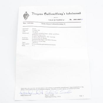 A 14K gold brooch set with a round brilliant-cut diamond.