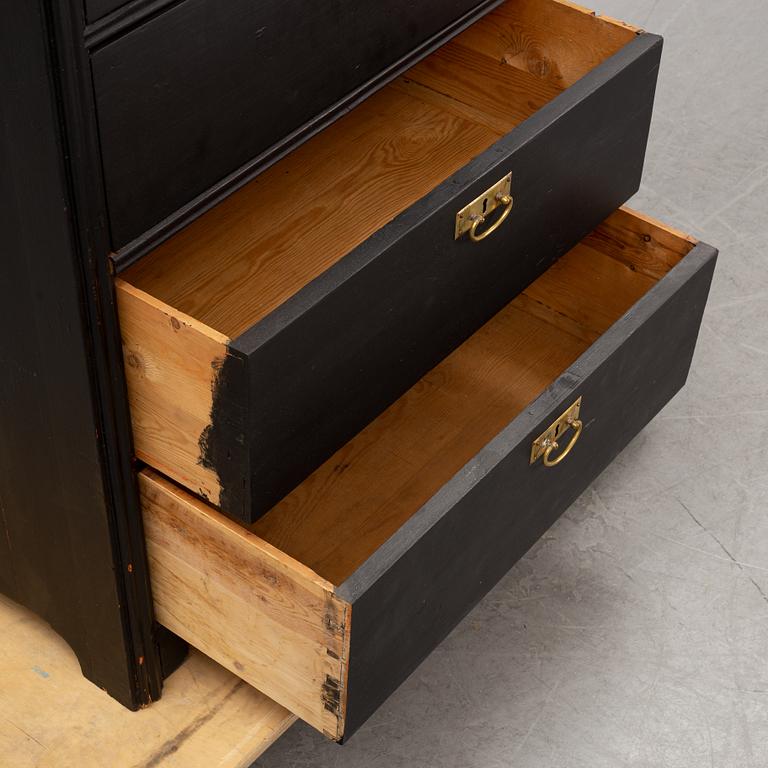 A ca 1900 chest of drawers.