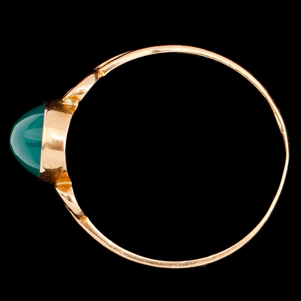 RING, 18 k guld, 1907, med cabochonslipad grön sten. Total vikt ca 2 gram.