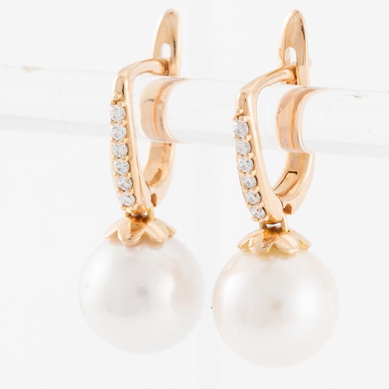 Earrings 18K gold with cultured freshwater pearls and brilliant-cut diamonds.