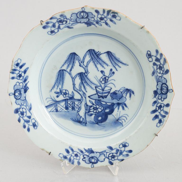 19 blue and white export porecelain plates, Qing dynasty, 18th century.