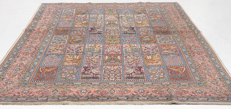 A Sarouk carpet, approx. 340 x 246 cm.