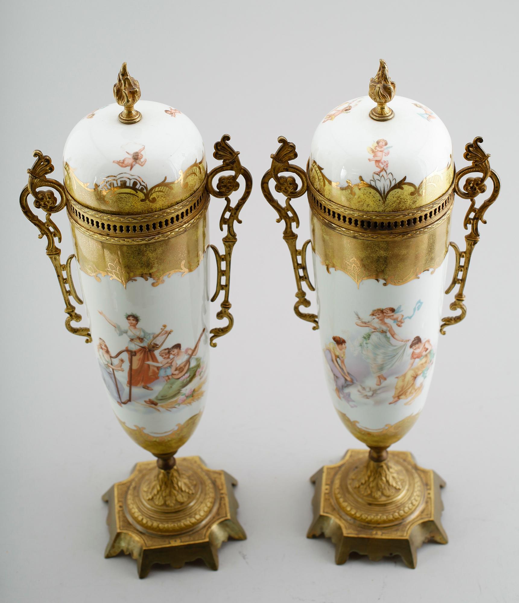 LOCKURNOR, 1 par, porslin och mässing, sannolikt Frankrike, omkring år 1900.