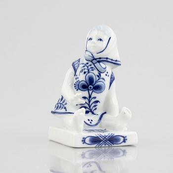 Hanne Varming, figurin, porslin, Royal Copenhagen, "Musselmalet", modell 4793, 1969-73.