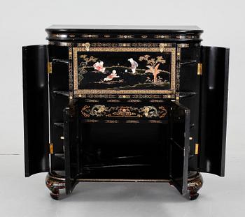 SKÅP, Kina, 1900-tal.