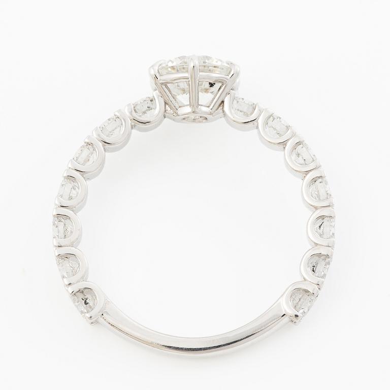 Ring 18K vitguld med briljantslipade diamanter medföljande IGI report.